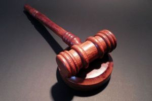 На Дону судебный пристав обвиняется в использовании служебного положения