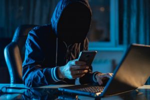 Мошенники сняли деньги с карт двух жителей Ростовской области