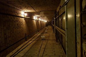 В Таганроге мужчина упал в шахту лифта